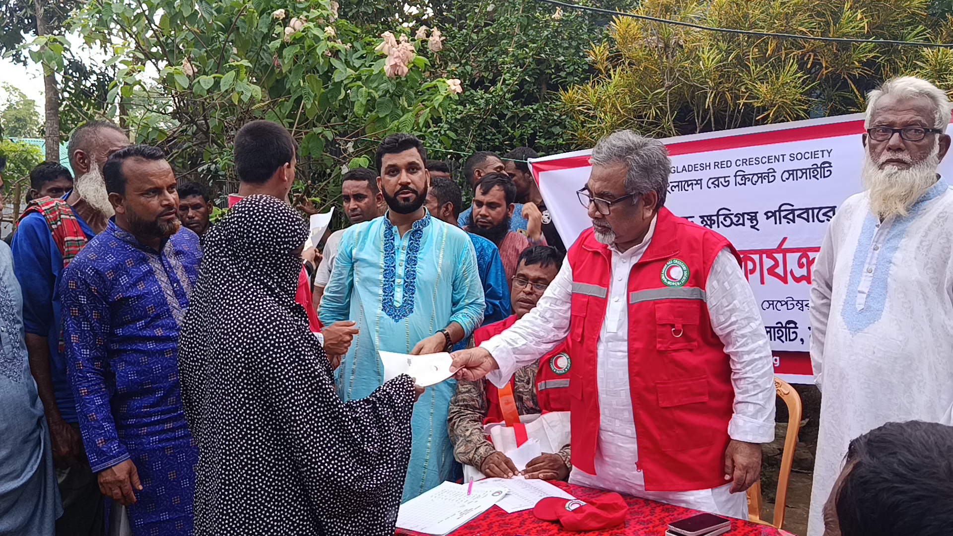 হালুয়াঘাটে ঘূর্ণিঝড়ে ক্ষতিগ্রস্ত পরিবার পেল নগদ অর্থ সহয়তা